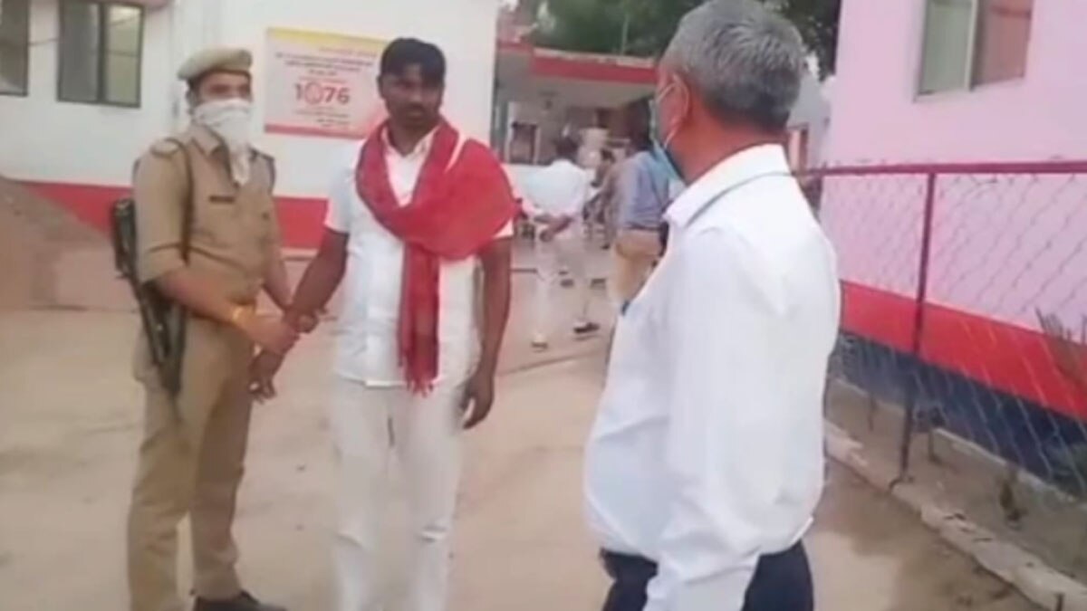 पंचायत चुनाव से पहले प्रत्याशी बांट रहा था प्रत्याशी अरेस्ट 