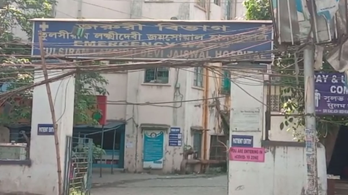 अस्पताल में हर तरफ फैली है गंदगी 