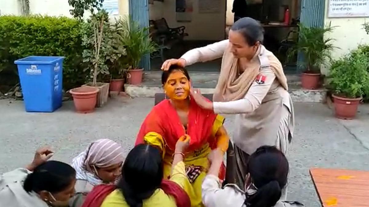 कोरोना काल में नहीं मिली छुट्टी, थाने में हुई महिला कॉन्स्टेबल की हल्दी रस्म - Trending AajTak
