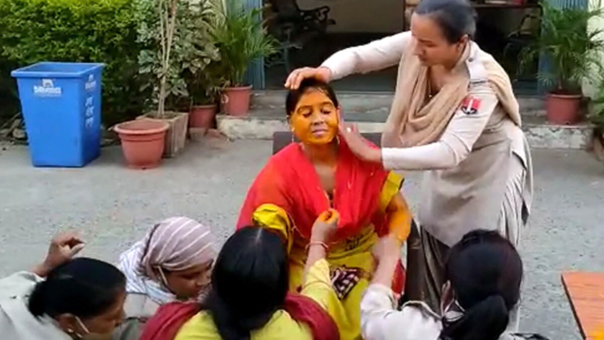 थाने में हुई थी महिला कांस्टेबल की हल्दी की रस्म 