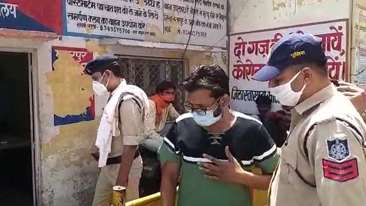 प्रधानमंत्री जन औषधि केंद्र के संचालक के हाथों में थाने के अंदर डली हथकड़ी, वीडियो वायरल