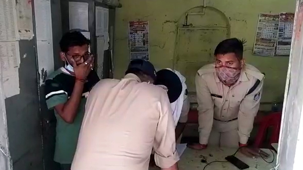 प्रधानमंत्री जन औषधि केंद्र के संचालक के हाथों में थाने के अंदर डली हथकड़ी, वीडियो वायरल