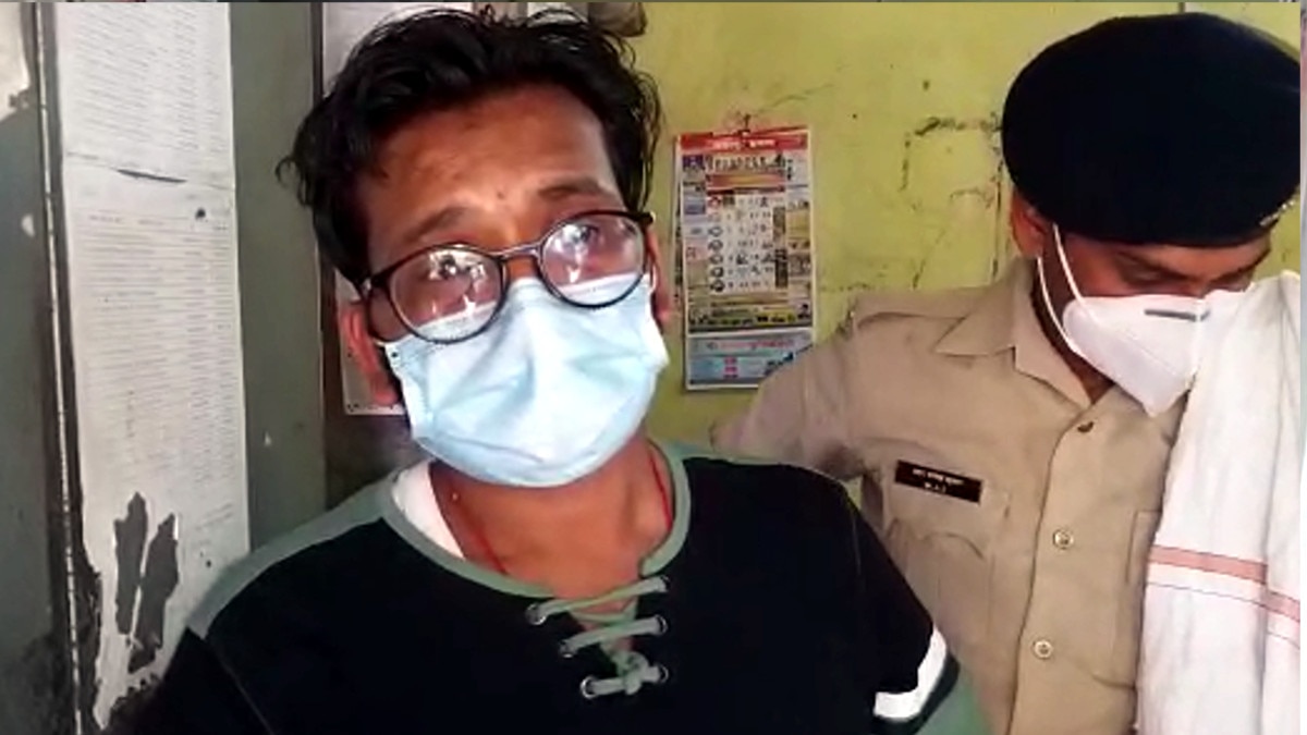 प्रधानमंत्री जन औषधि केंद्र के संचालक के हाथों में थाने के अंदर डली हथकड़ी, वीडियो वायरल