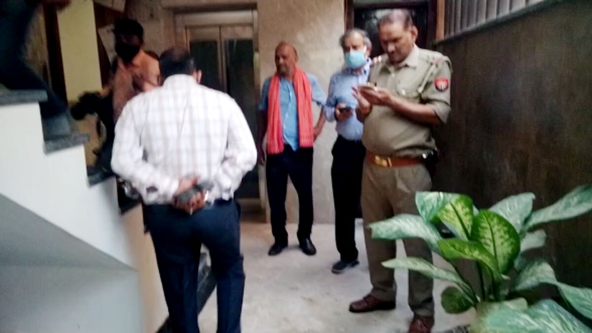 कारपेंटर ने महिला की हत्या कर दी 