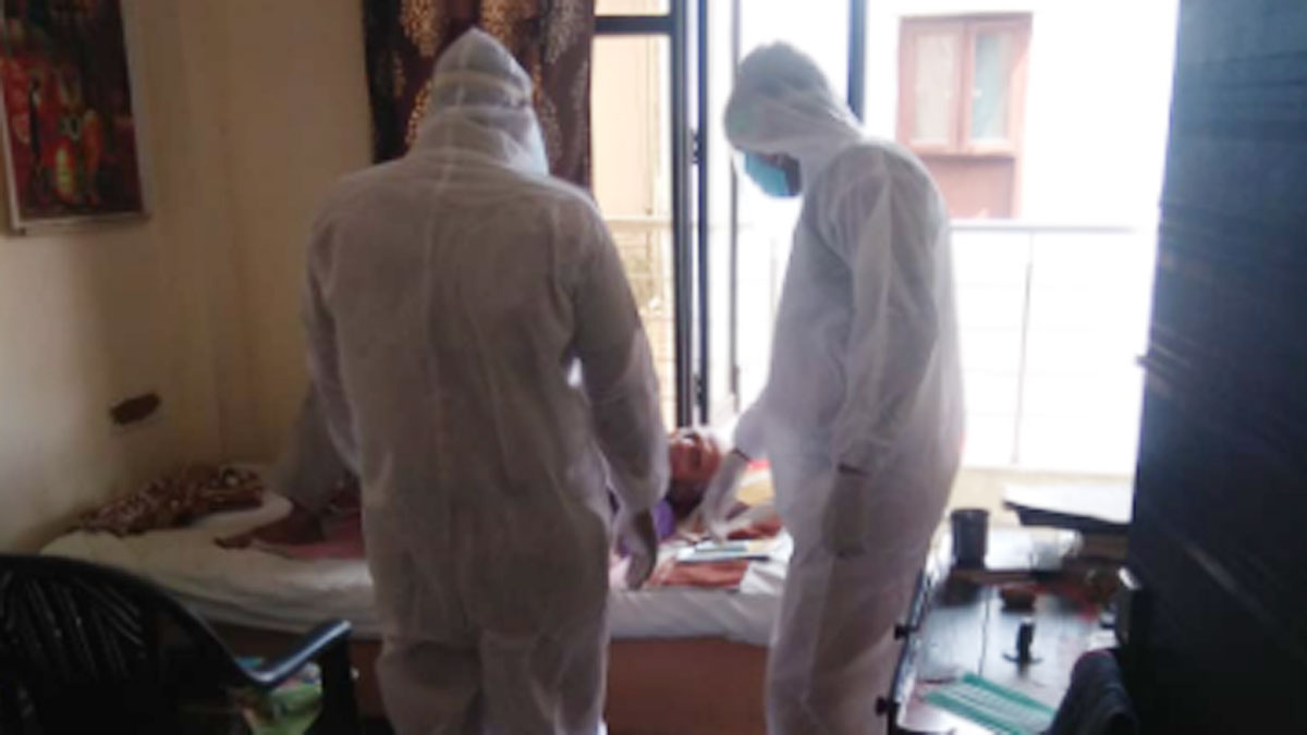  पुलिस कांस्टेबल ने बीमार बुजुर्ग की मदद की  