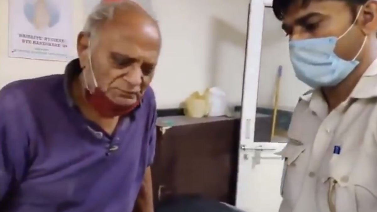 पुलिस कांस्टेबल ने बीमार बुजुर्ग की मदद की  