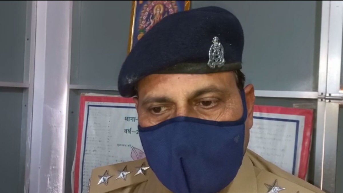 अंतिम संस्कार के लिए पत्नी की लाश को साइकिल पर ले जाता दिखा बुजुर्ग 