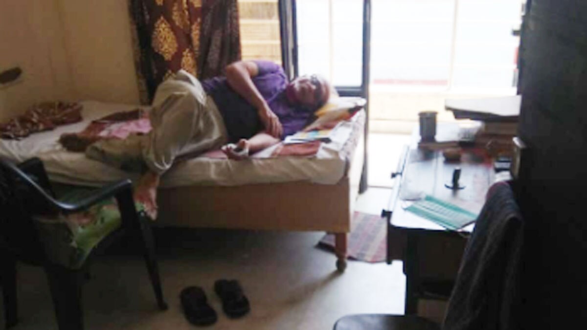 पुलिस कांस्टेबल ने बीमार बुजुर्ग की मदद की