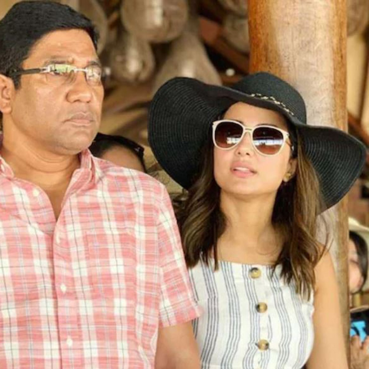 पिता के साथ हिना 