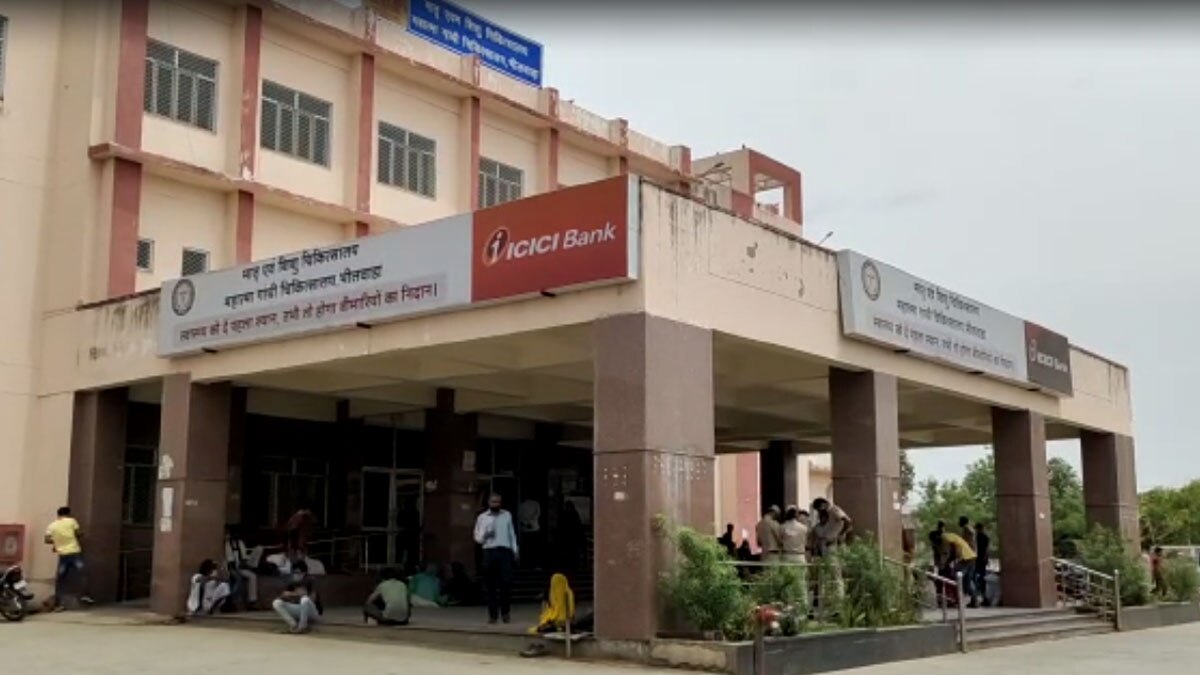 इलाज के लिए मासूम के पेट पर तीन बार गर्म सलाखों को दागा