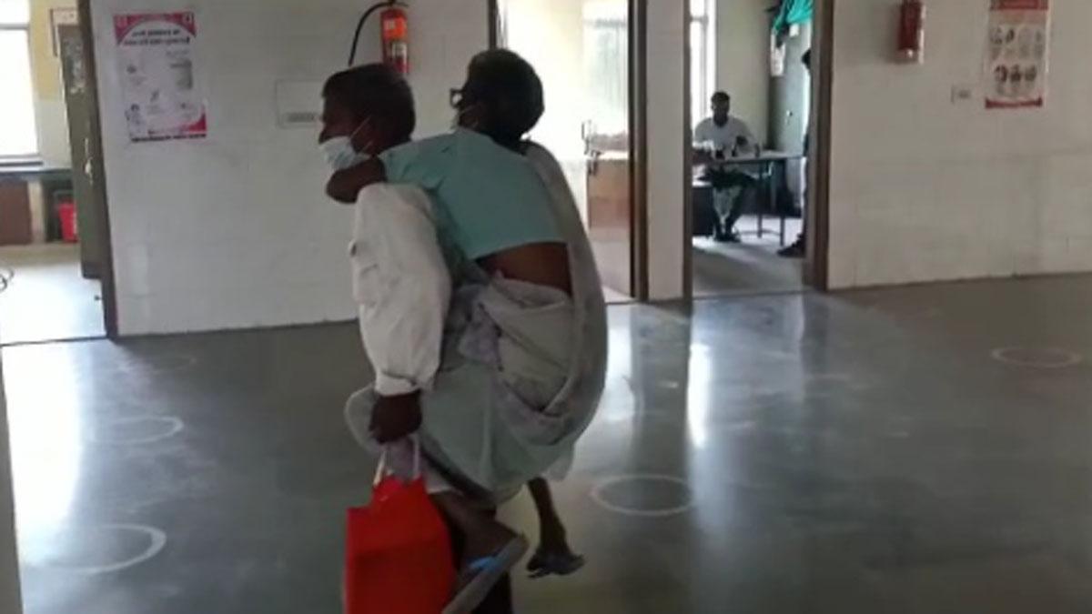 अस्पताल में नहीं मिली व्हील चेयर और स्ट्रेचर, मां को पीठ पर लेकर डॉक्टर के पास पहुंचा बेटा