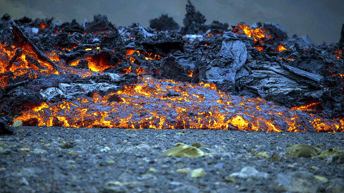 New Fissure Opens at Icelandic Volcano