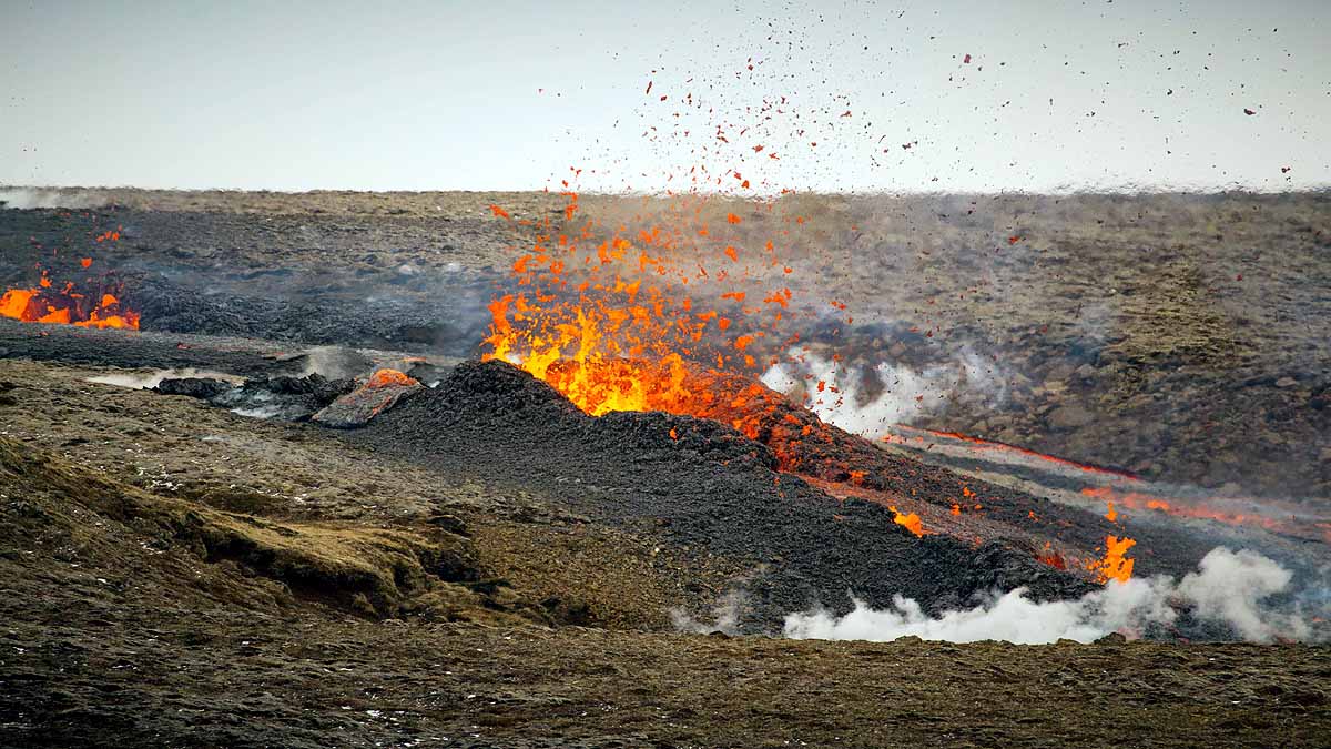 New Fissure Opens at Icelandic Volcano