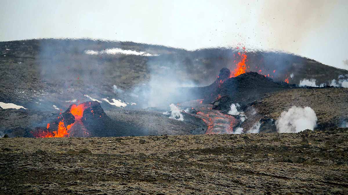New Fissure Opens at Icelandic Volcano