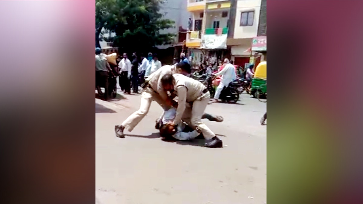 मासूम के सामने खाकी ने की बेरहमी से पिता की पिटाई की, वीड‍ियो वायरल तो द‍िखावे का एक्शन