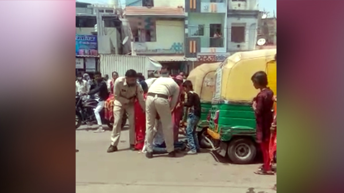 मासूम के सामने खाकी ने की बेरहमी से पिता की पिटाई की, वीड‍ियो वायरल तो द‍िखावे का एक्शन