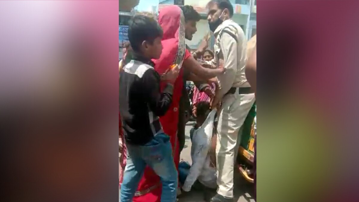 मासूम के सामने खाकी ने की बेरहमी से पिता की पिटाई की, वीड‍ियो वायरल तो द‍िखावे का एक्शन