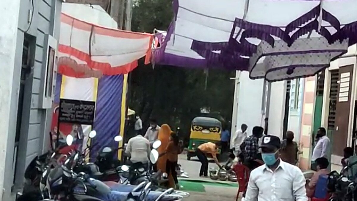  MP:कोरोना को भुलाकर शादी में जुटी भीड़, पुल‍िस पहुंची तो पीछे के रास्ते से भागे मेहमान 