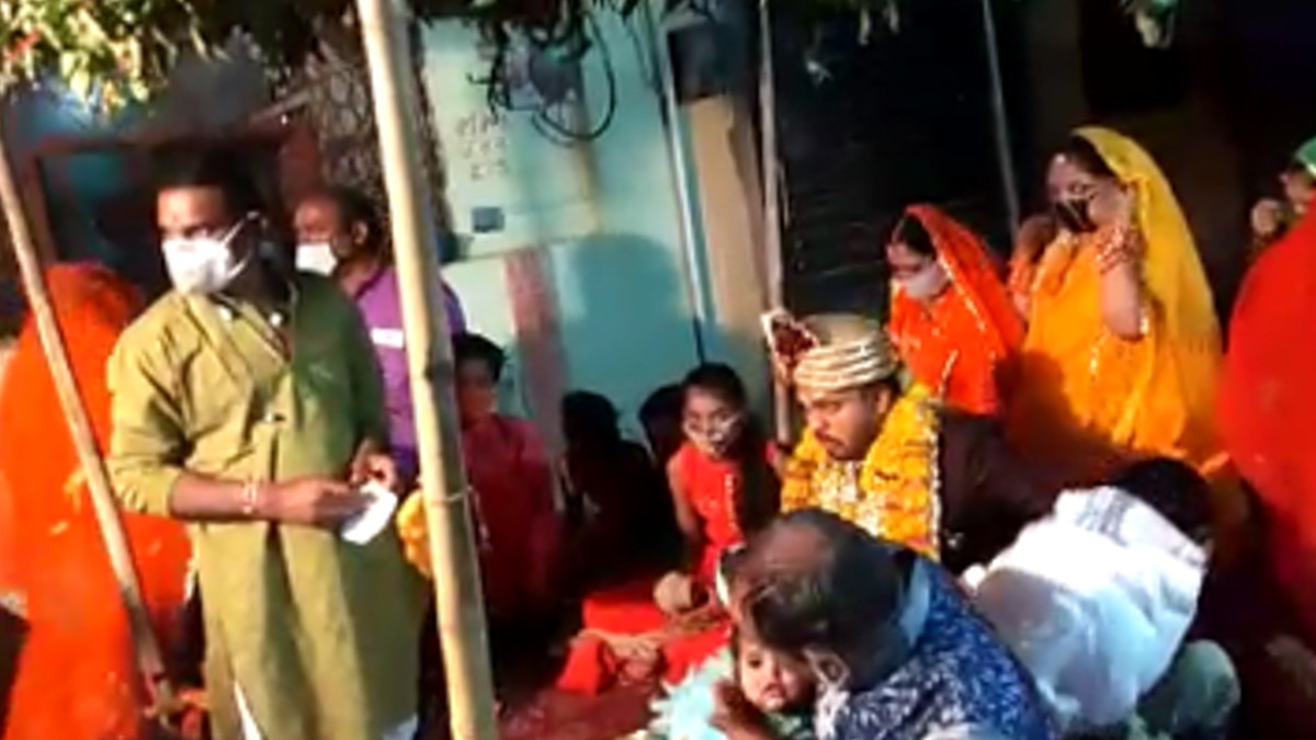  MP:कोरोना को भुलाकर शादी में जुटी भीड़, पुल‍िस पहुंची तो पीछे के रास्ते से भागे मेहमान 