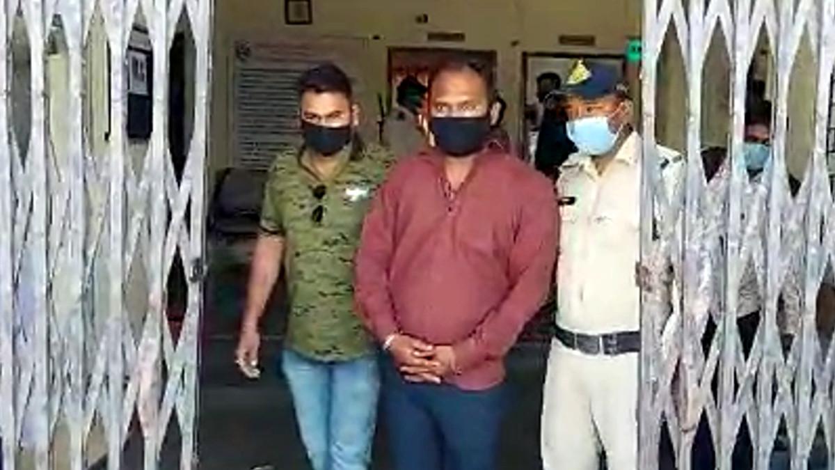 पुल‍िस ग‍िरफ्त में आरोपी. 