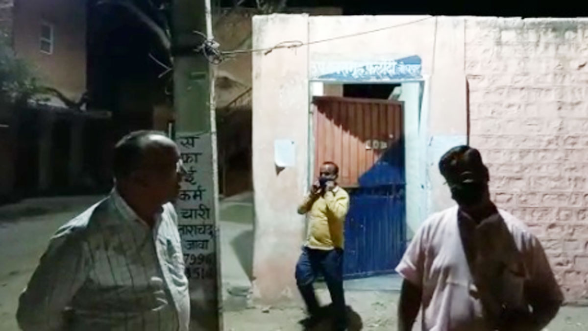 गार्ड की आंख में मिर्ची पाउडर डालकर 16 कैदी फरार 