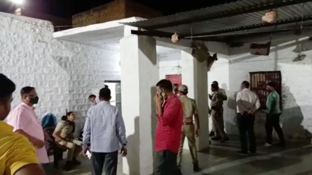 गार्ड की आंख में मिर्ची पाउडर डालकर 16 कैदी फरार 