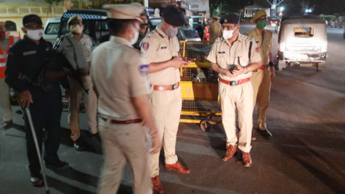 गार्ड की आंख में मिर्ची पाउडर डालकर 16 कैदी फरार 