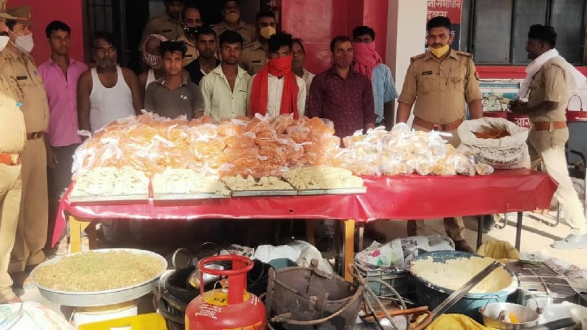 वोट के बदले जलेबी समोसे?