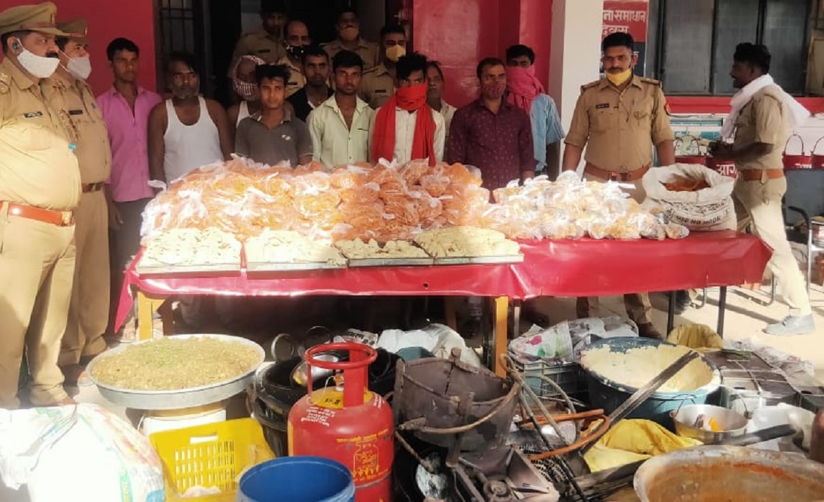 वोट के बदले जलेबी समोसे