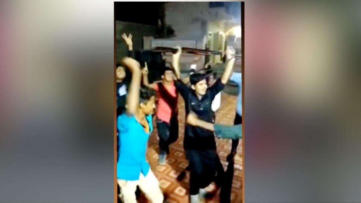 कांग्रेस नेता के बेटे से 3 करोड़ की अवैध वसूली, सोशल मीडिया पर हथ‍ियारों के साथ डांस करते नजर आए आरोपी 