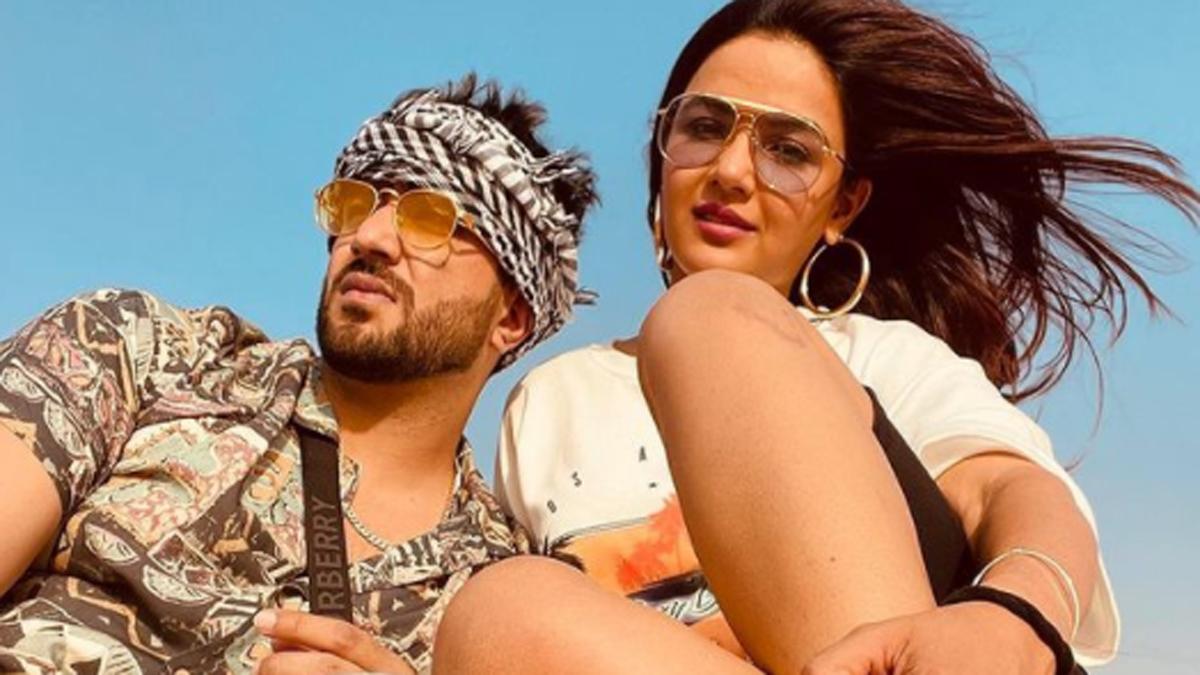 अली के साथ दुबई में छुट्टियां मना रहीं जैस्मिन भसीन, फोटोज देख फैंस बोले- 'आग लगा दी'