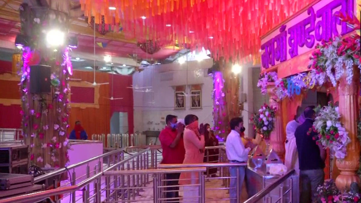 नवरात्रि के पहले दिन मंदिरों में उमड़ी भक्कों की भीड़ 