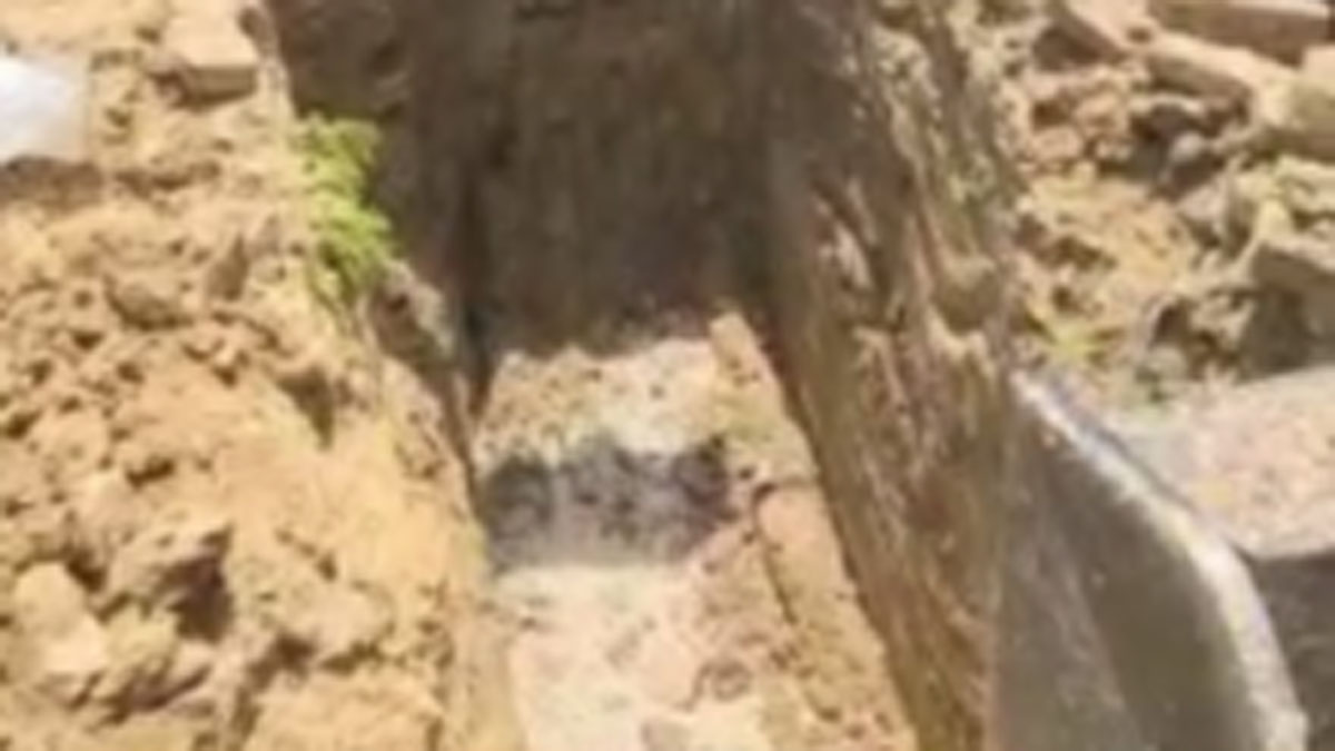 कब्र खोदकर घर पर दफनाया शव 