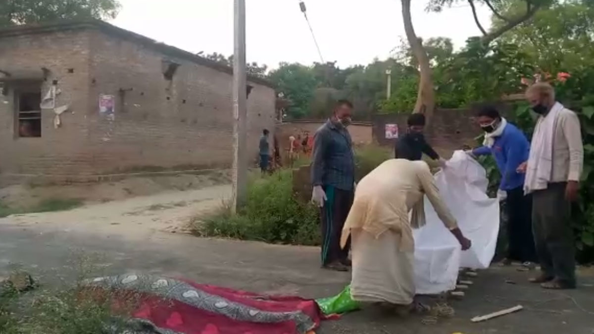 अंतिम संस्कार के लिए पत्नी की लाश को साइकिल पर ले जाता दिखा बुजुर्ग 