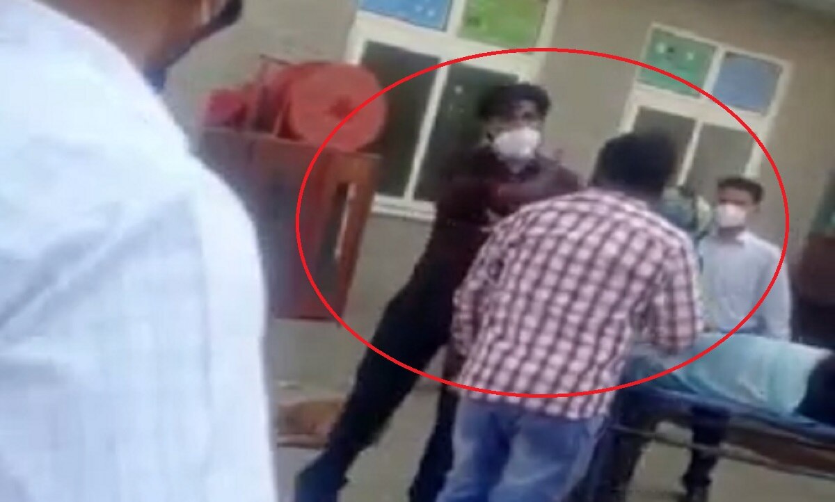 परिजनों को जूनियर डॉक्टरों ने पीटा