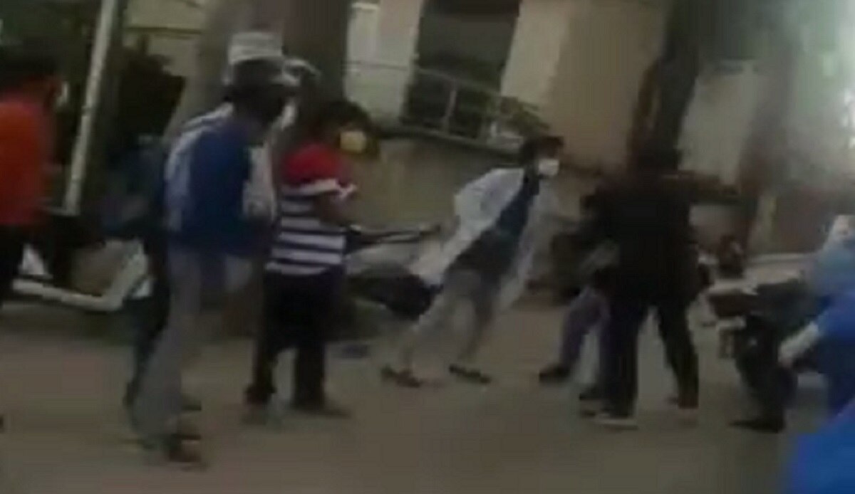 परिजनों को जूनियर डॉक्टरों ने पीटा