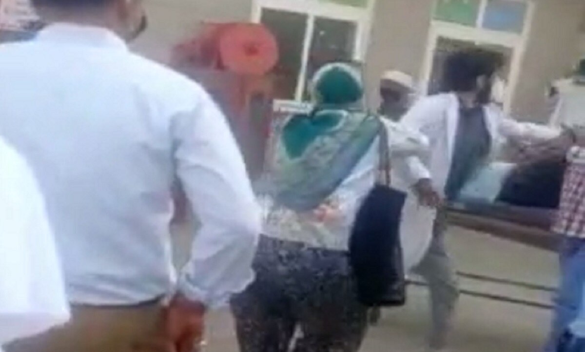 परिजनों को जूनियर डॉक्टरों ने पीटा