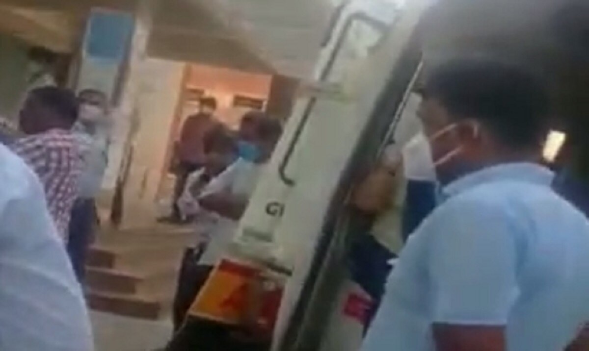 परिजनों को जूनियर डॉक्टरों ने पीटा