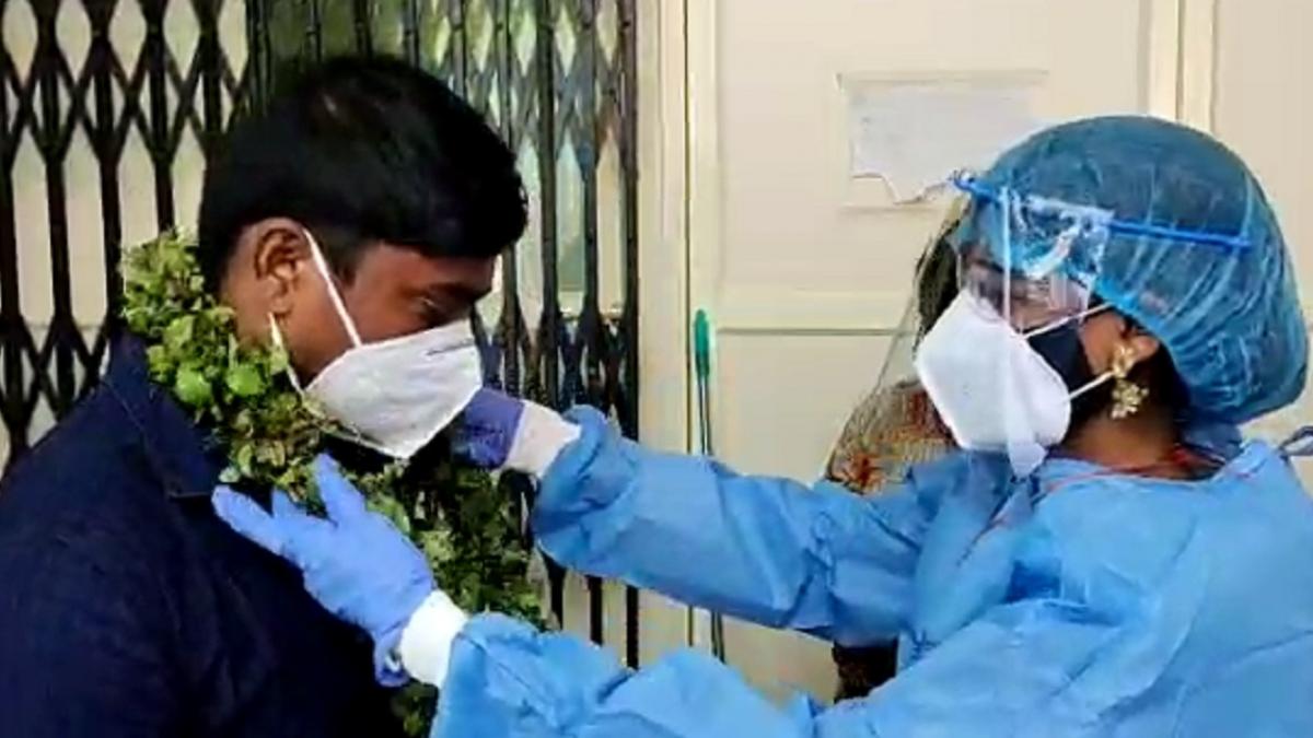 PPE किट पहन कोविड वार्ड में पहुंची दुल्हन