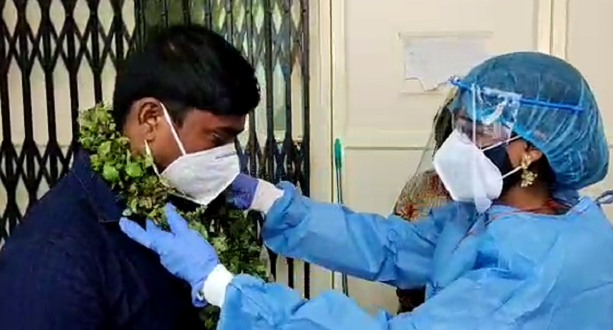 PPE किट पहन कोविड वार्ड में पहुंची दुल्हन