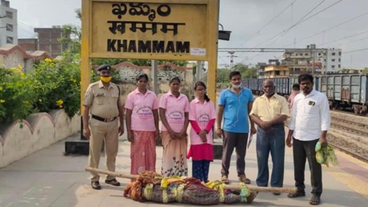 16 साल की देवीश्री पढ़ाई के साथ करती हैं लावारिश लाशों का अंतिम संस्कार 