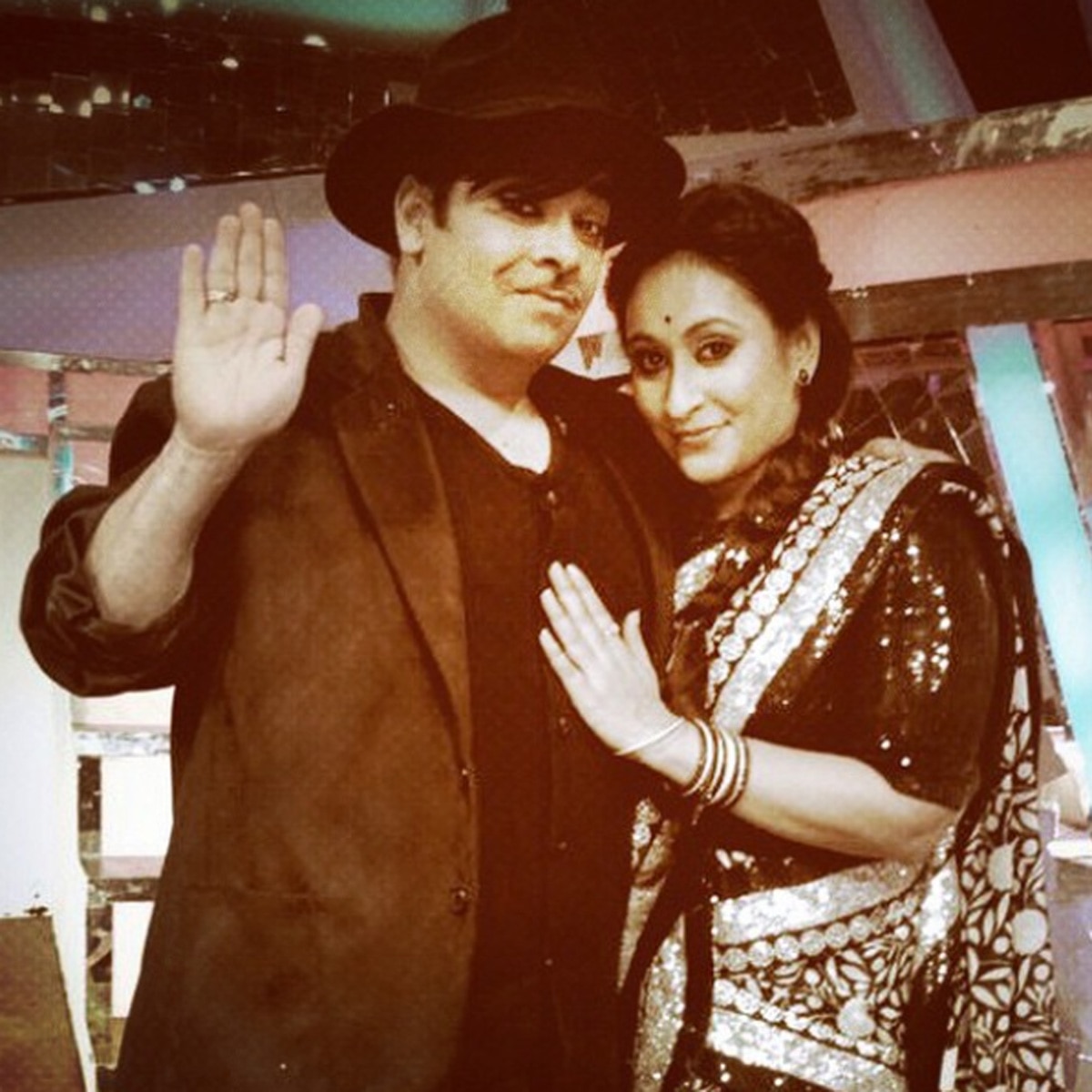 कीकू शारदा पत्नी प्र‍ियंका के साथ 