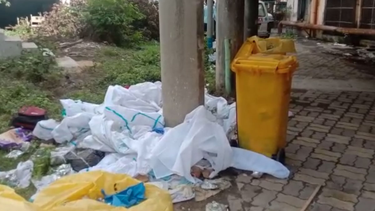 अस्पताल में हर तरफ फैली है गंदगी 