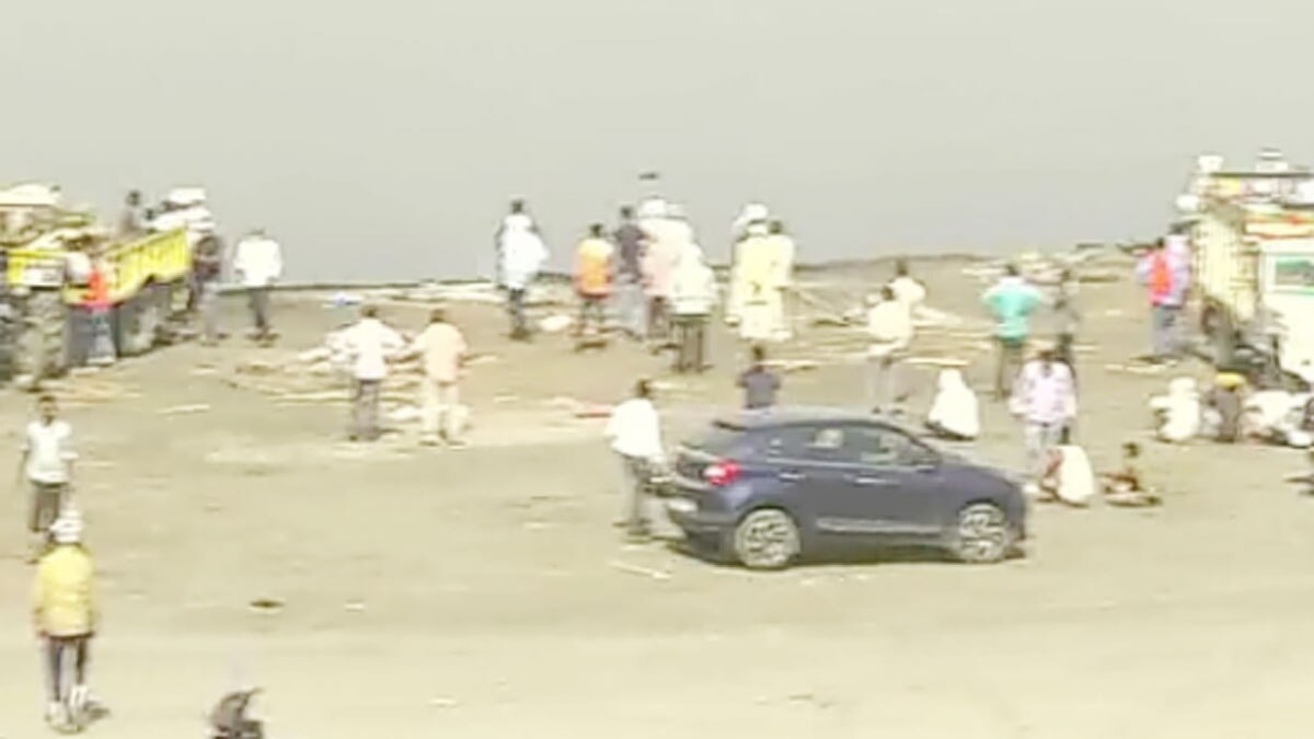 घाटों पर फैली गंदगी और पीपीई किट से बढ़ा संक्रमण फैलने का खतरा 