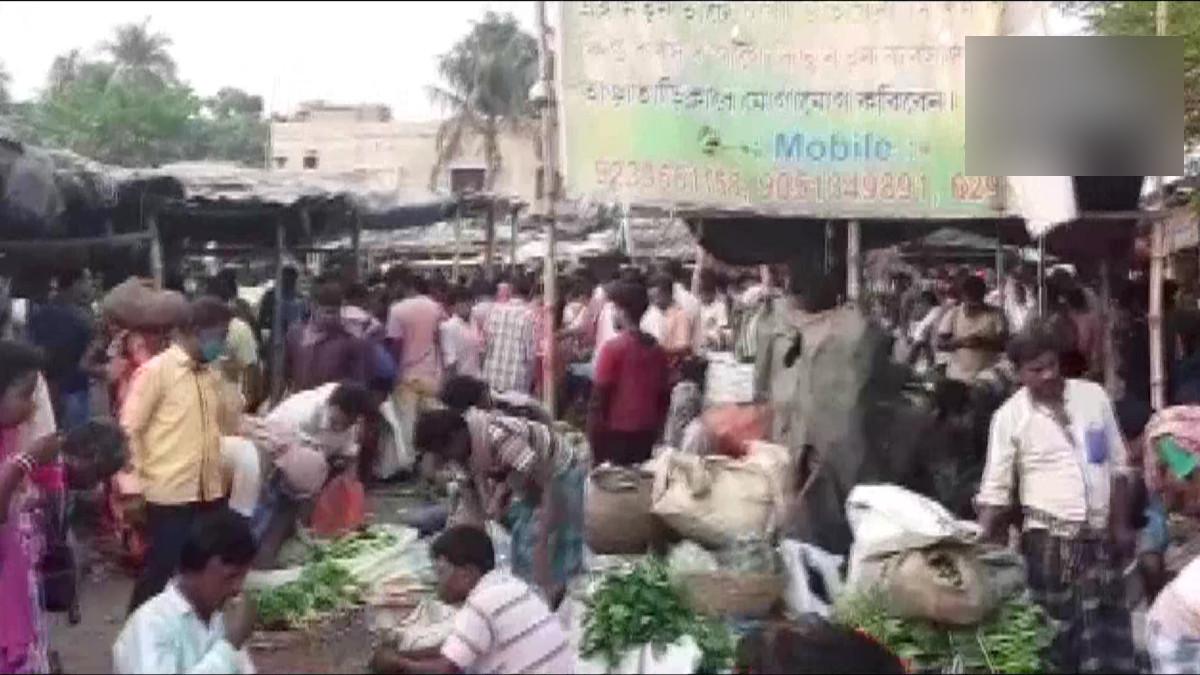 पश्च‍िम बंगाल के नॉर्थ 24 परगना ज‍िले में खरीदारी करती भीड़.