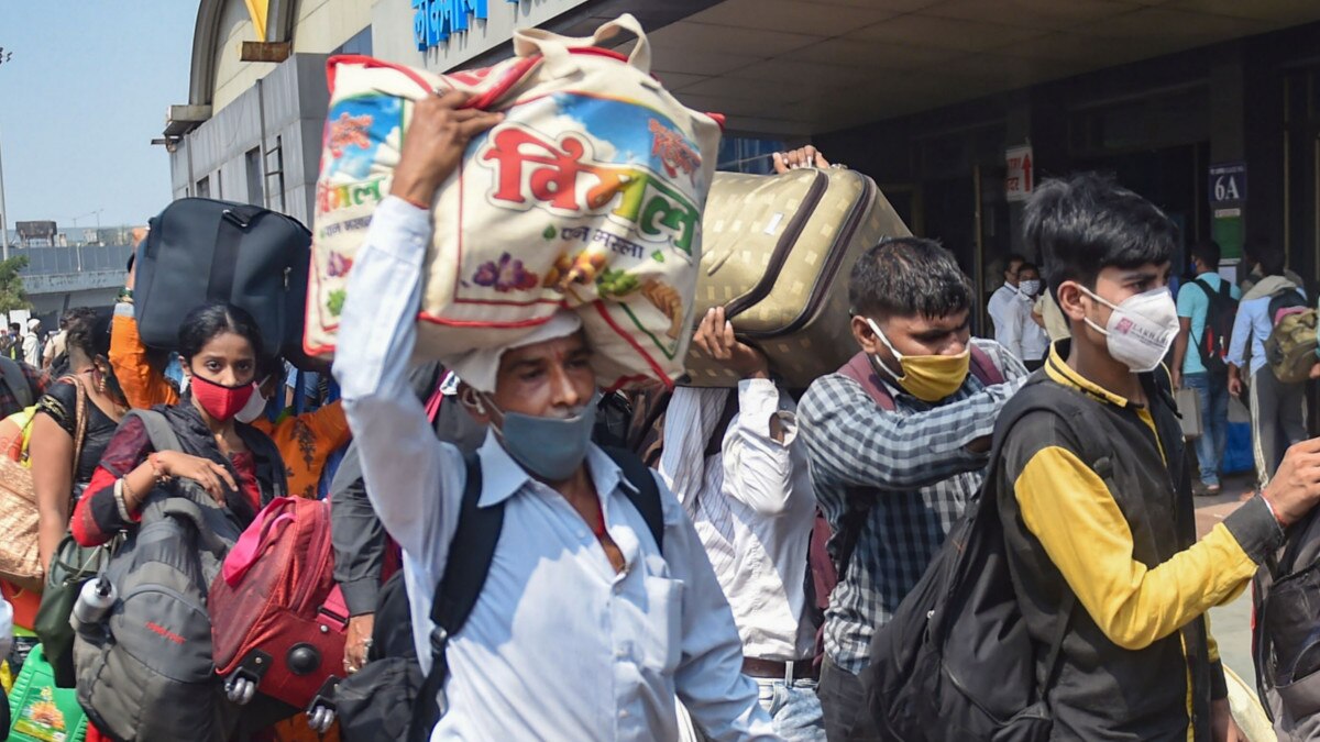 लॉकडाउन की आहट...पुराने जख्मों की याद हुई ताजा, वापस घर लौटने लगे  प्रवासी मजदूर