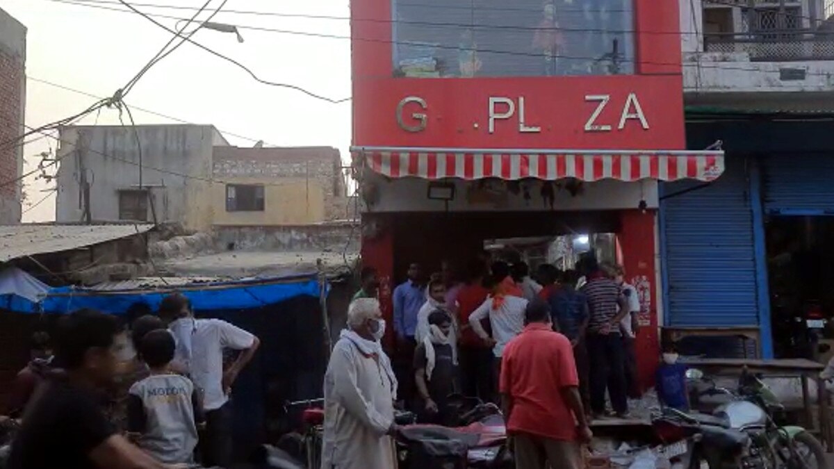 दुकान में खड़ी सेल्सगर्ल पर भी लूट के ल‍िए बरसाए लाठी-डंडे, सीसीटीवी कैमरे में कैद हुई वारदात