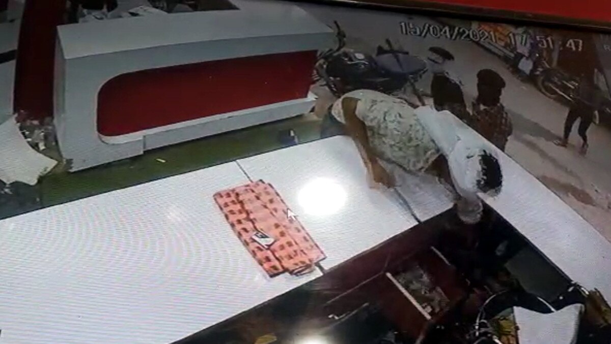 दुकान में खड़ी सेल्सगर्ल पर भी लूट के ल‍िए बरसाए लाठी-डंडे, सीसीटीवी कैमरे में कैद हुई वारदात
