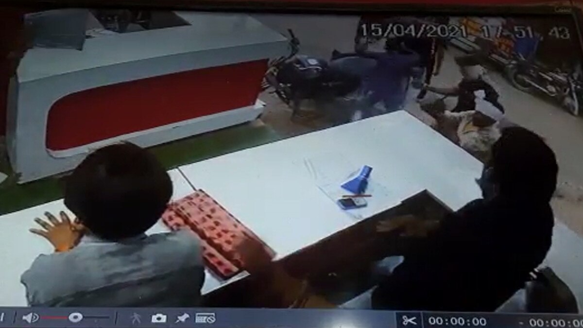 दुकान में खड़ी सेल्सगर्ल पर भी लूट के ल‍िए बरसाए लाठी-डंडे, सीसीटीवी कैमरे में कैद हुई वारदात