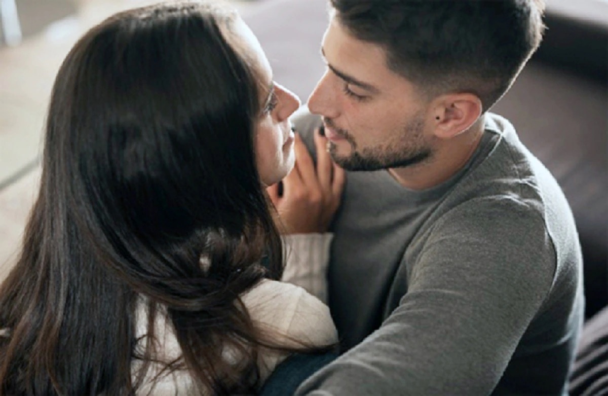 गर्लफ्रेंड ने युवक को बेडरूम में टेप से बांधा